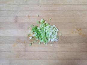 葱洗干净切成葱花。