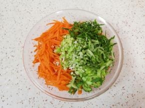 将胡萝卜丝、青菜丝和葱花一起放入盆里。