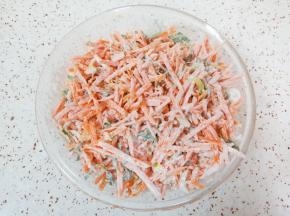搅拌至每一个菜丝上都沾满面粉。