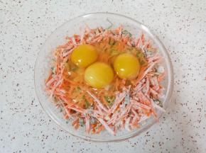 打入三个鸡蛋。