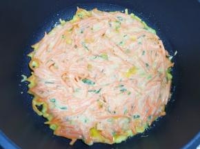 平底锅里刷上一层食用油烧热，倒入搅拌好的面糊，用铲子抹平。