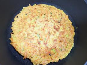 煎至两面金黄鸡蛋饼就熟了。