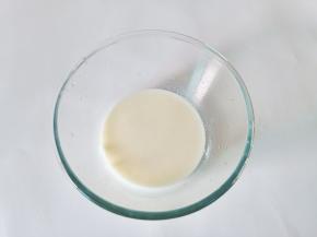 玉米油与纯牛奶搅拌融合在一起。