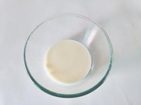 玉米油与纯牛奶搅拌融合在一起。