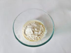 加入过筛后的低筋面粉。