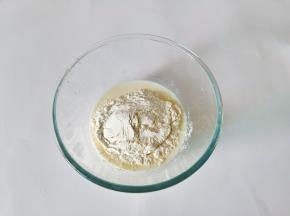 加入过筛后的低筋面粉。