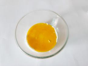 加入蛋黄液【蛋黄蛋清提前分开，装蛋清的盆子要保证无水无油】