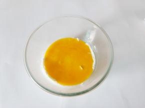 加入蛋黄液【蛋黄蛋清提前分开，装蛋清的盆子要保证无水无油】