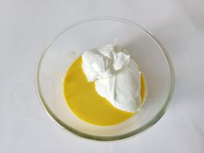 取三分之一的蛋白霜放面糊里翻拌均匀。