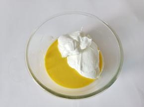 取三分之一的蛋白霜放面糊里翻拌均匀。