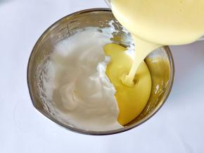 拌好的面糊全部倒入蛋白霜里翻拌均匀。