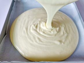 烤盘垫一张油纸，倒入面糊左右晃动，可以让面糊铺的平整。