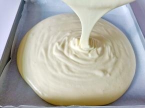 烤盘垫一张油纸，倒入面糊左右晃动，可以让面糊铺的平整。