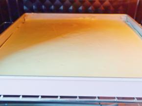 烤箱140度提前预热，烤盘放中层上下火140度烤35分钟，具体温度根据自家烤箱来定。