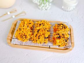 烤好的蛋糕胚撕去油纸，待微凉拿模具印出一个个圆形，两片叠加，四周刷一次沙拉酱，裹上肉松即可食用。