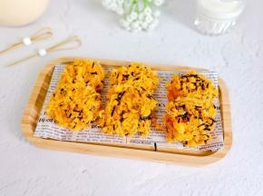 烤好的蛋糕胚撕去油纸，待微凉拿模具印出一个个圆形，两片叠加，四周刷一次沙拉酱，裹上肉松即可食用。