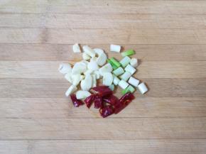 葱、蒜和干红辣椒分别切好备用。