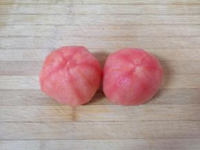 西红柿洗干净去皮。