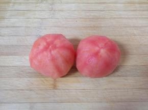 西红柿洗干净去皮。