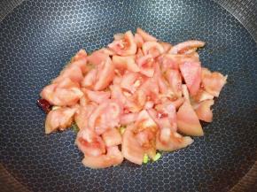 下入西红柿翻炒均匀。