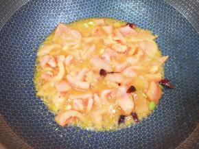 翻炒至西红柿出汁。