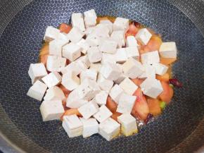 下入香豆腐。