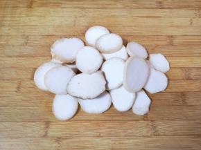 杏鲍菇洗干净切成片。