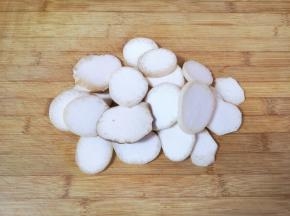 杏鲍菇洗干净切成片。