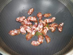 炒锅内倒少许食用油烧热，下入腊肠。