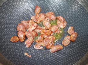 翻炒至腊肠边缘卷曲，盛出备用。