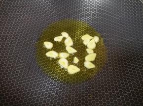 锅里继续倒油烧热，下入蒜片炒香。