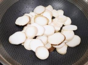 下入杏鲍菇。