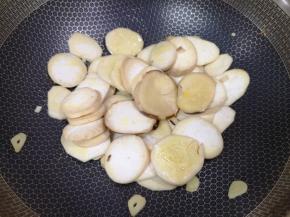 翻炒至杏鲍菇微微变软。