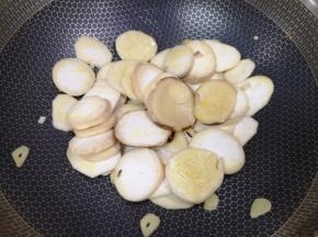 翻炒至杏鲍菇微微变软。