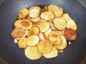 加入红烧酱油翻炒均匀，再加入少许开水。