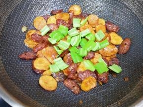 下入青椒。