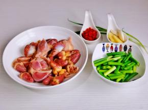 准备食材，蒜苔洗净切段。