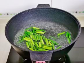 锅中水烧开，蒜苔焯水30秒捞出。