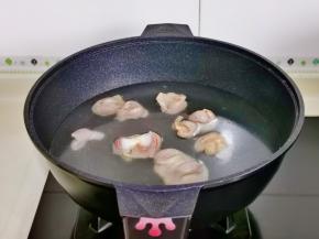 鸡胗冷水下锅，大火烧开后转小火煮8分钟。
