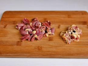 鸡心去掉头部一切二，中间血块去掉。