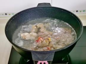 鸡心加入鸡胗的锅中，大火烧开，煮两分钟捞出。