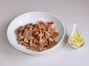 葱姜蒜切好准备工作完成。