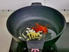 起油锅加入葱姜蒜，辣椒碎煸炒出香味儿。