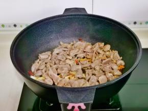 加入鸡胗，鸡心翻炒均匀。