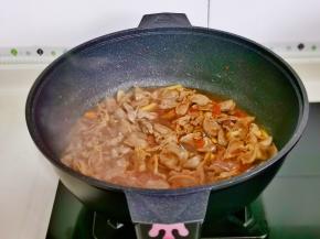 加入半小碗纯净水，十三香，将鸡胗鸡心烧熟。