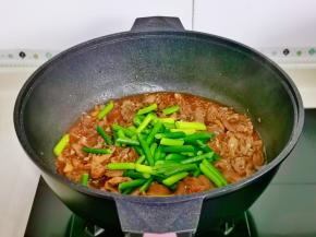 按个人口味加入盐，熟白芝麻，再加入焯水的蒜苔，快速翻炒均匀即可关火。