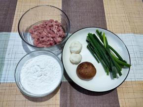 准备好主要食材。肉末可以买绞好的也可以买肉回来自己剁。糯米粉称量好。马蹄削皮洗干净，新鲜香菇和小葱洗干净晾干水。