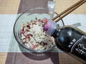 肉末中加入剁碎的马蹄和香菇，加入盐、玉米油和半汤匙的生抽。