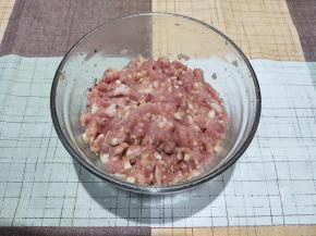 将肉馅顺或逆时针搅到起胶，然后冰箱冷藏。肉馅不能太湿，否则后面不好包。