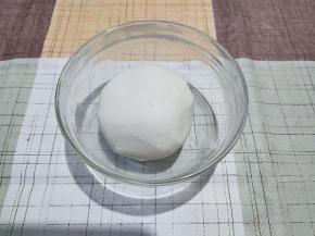 不那么烫了，就用手将糯米粉压拌成团，反复折叠按压，直到没有干粉，成一个光滑的面团。然后盖上醒半小时。